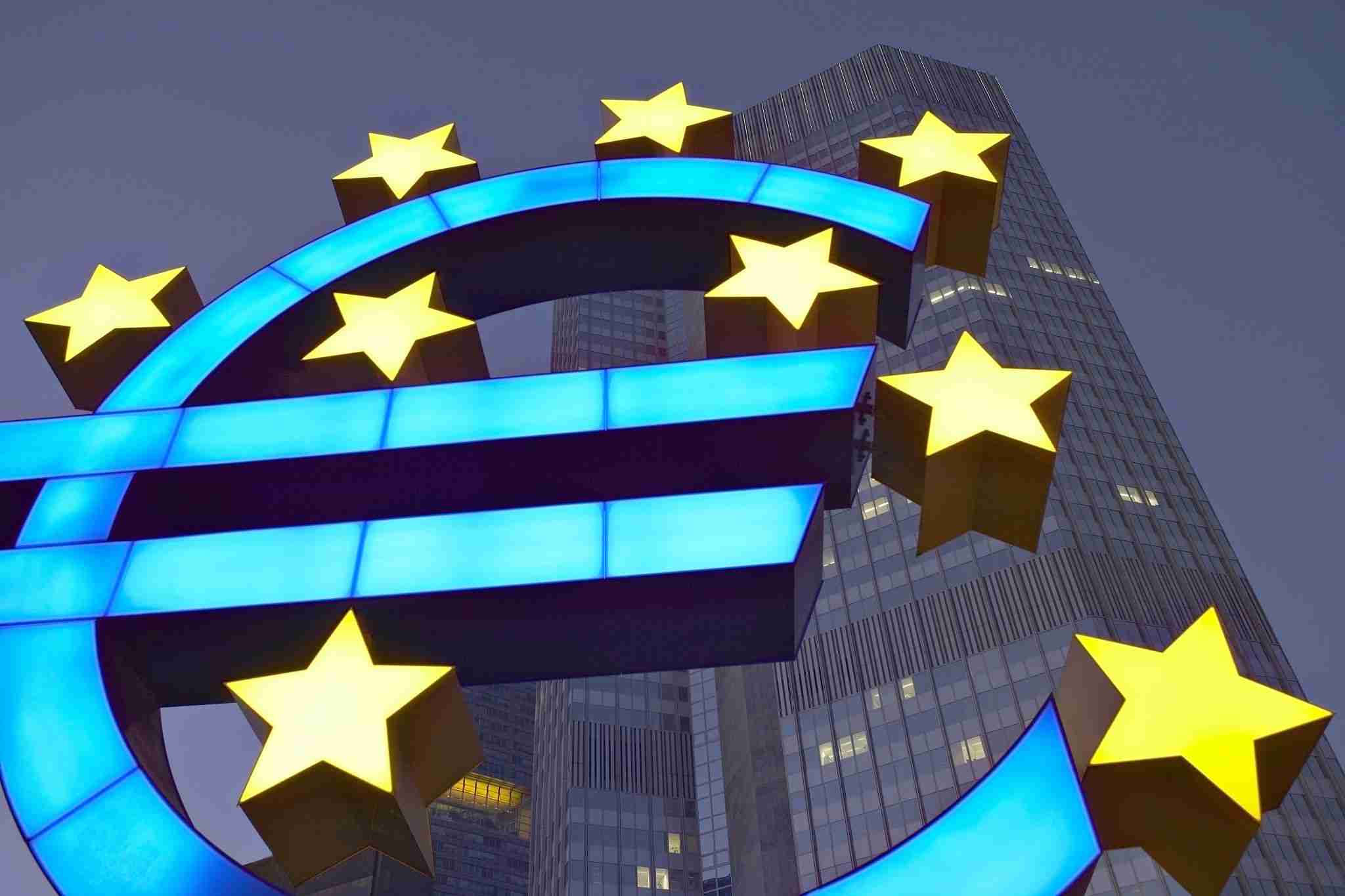 Het eurosymbool voor een kantoorgebouw