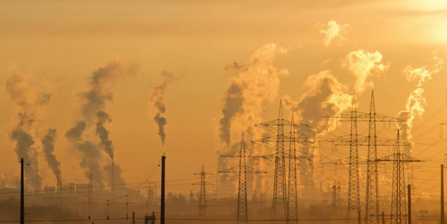 Rokende schoorstenen van een industriegebied bij zonsopgang