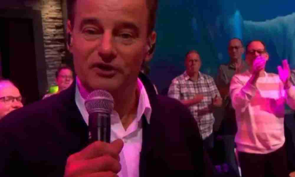 Wilfred Genee steelt de show bij Harry Mens: &lsquo;Dolle boel in Noordwijk&rsquo;