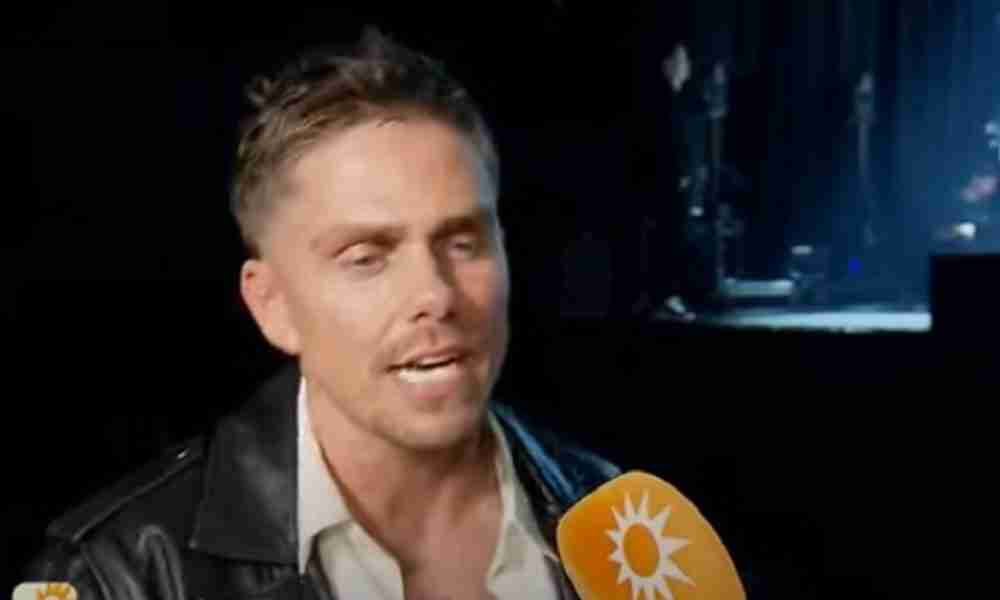 Andr&eacute; Hazes schrikt zich een hoedje als Rachel plotseling naast hem op podium staat: &acute;Jij gaat nu weg!&acute;