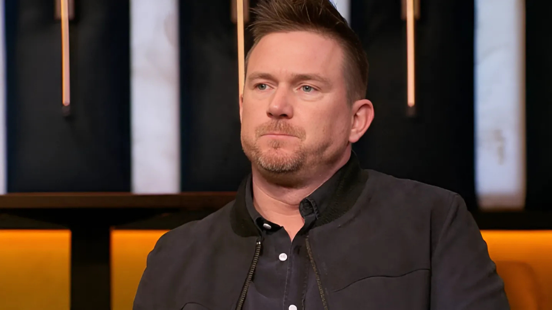 Johnny de Mol aan tafel in een tv-programma
