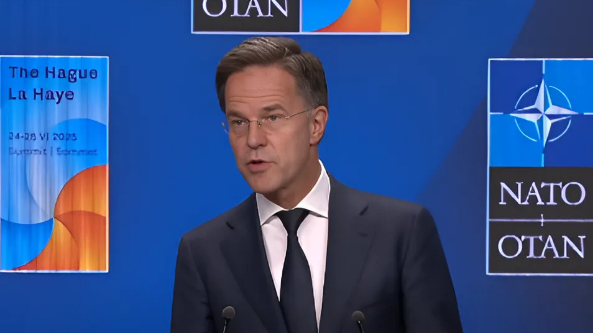 Mark Rutte tijdens een NAVO-top achter het spreekgestoelte