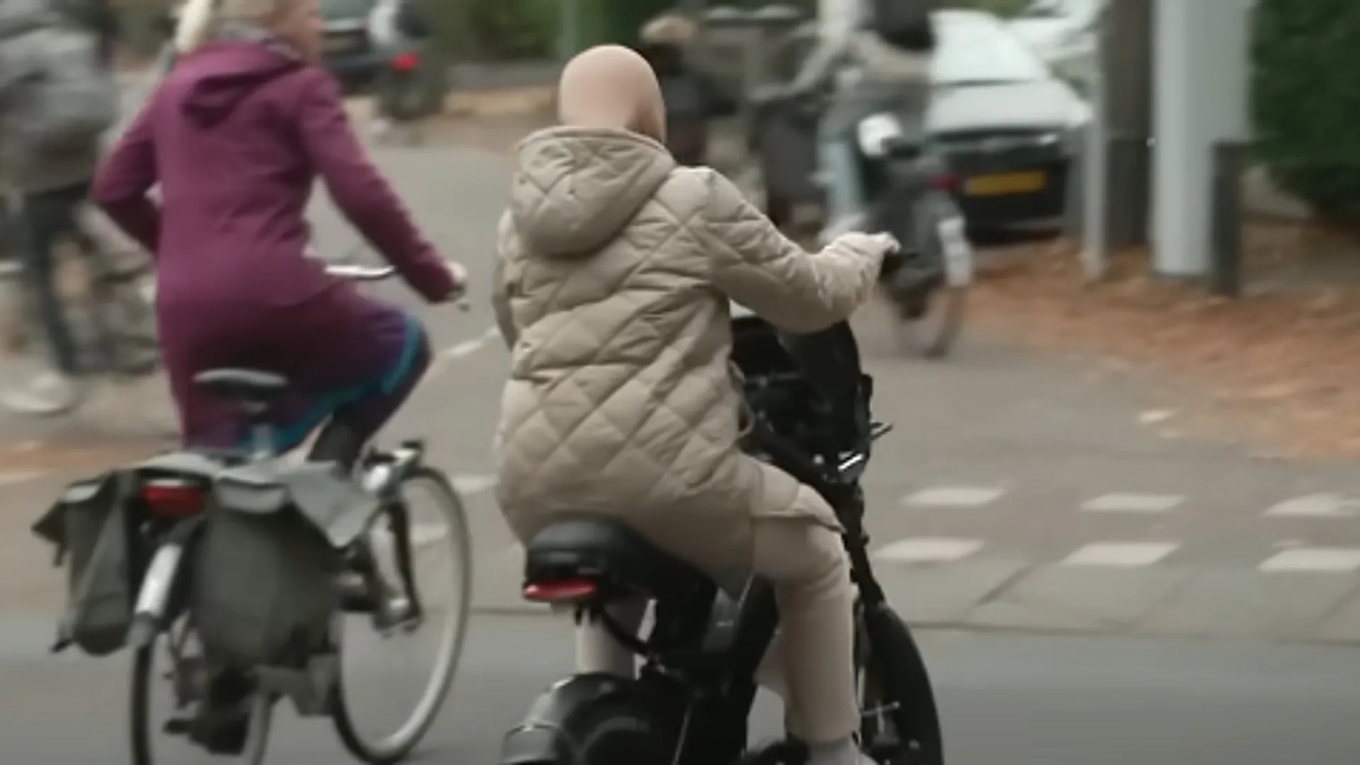 Marie (43) is woest: &acute;Bij helmplicht e-bikes kan mijn zoon niet meer naar school fietsen&acute;