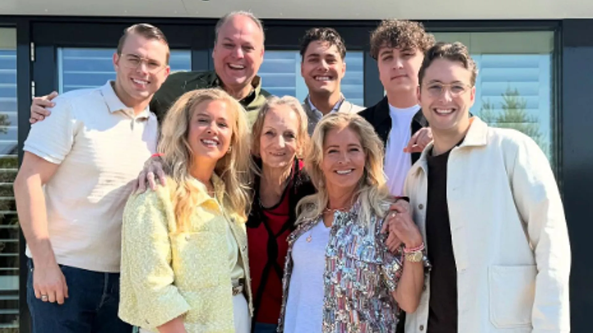 Frans en Mariska Bauer met hun zoons en hun vriendinnen bij een familiebijeenkomst