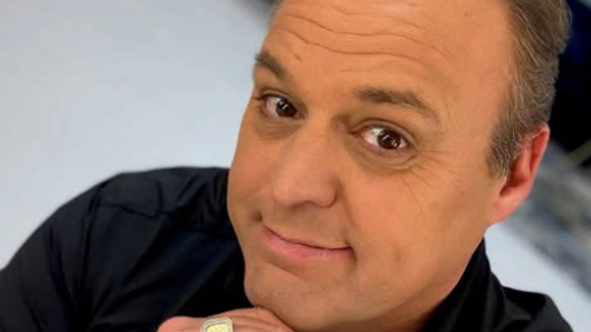 Zanger Frans Bauer kijkt in de camera