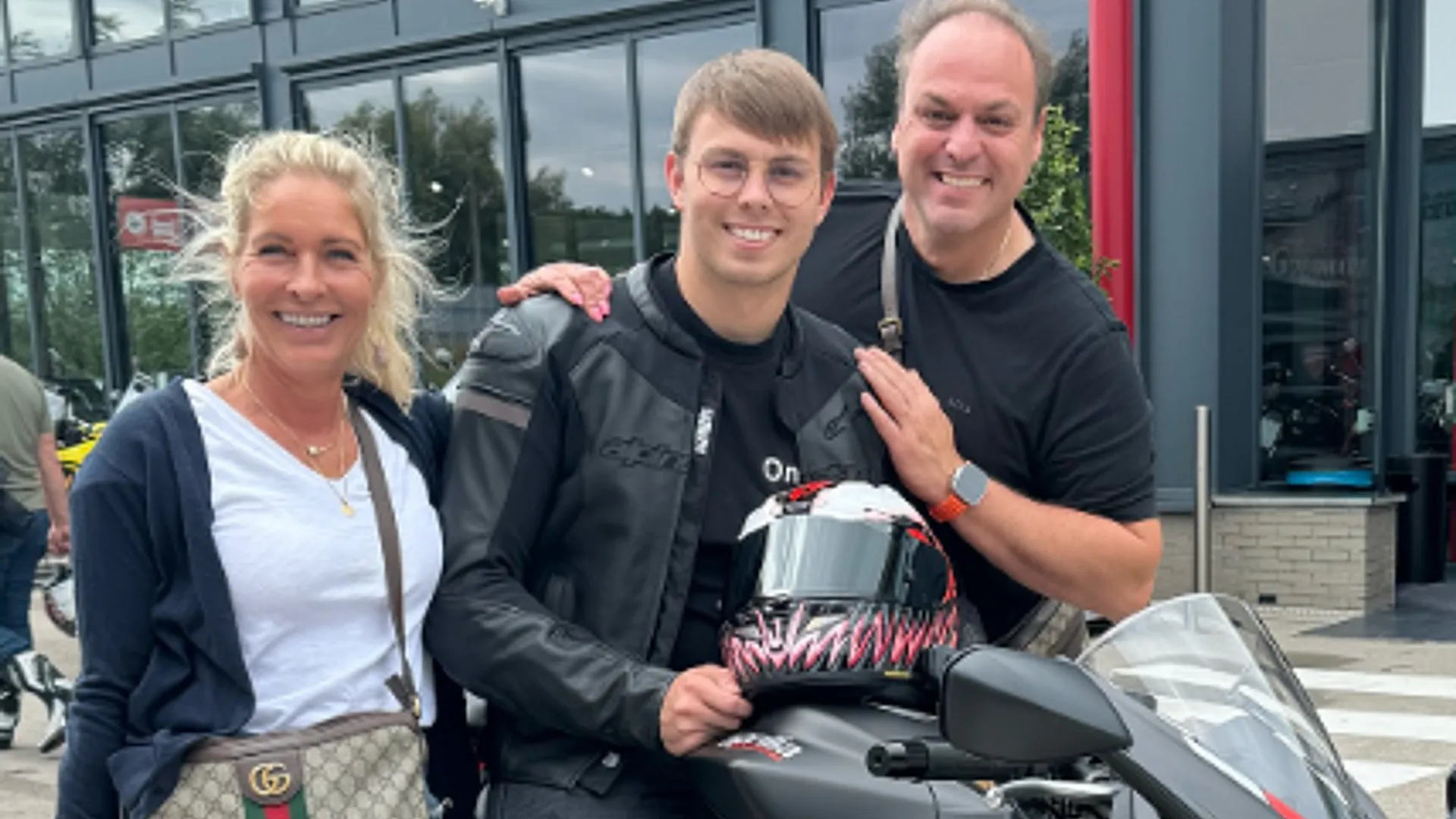 Mariska en Frans Bauer poseren met zoon Jan in motorkleding bij zijn motor