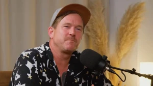 Johnny de Mol achter een microfoon