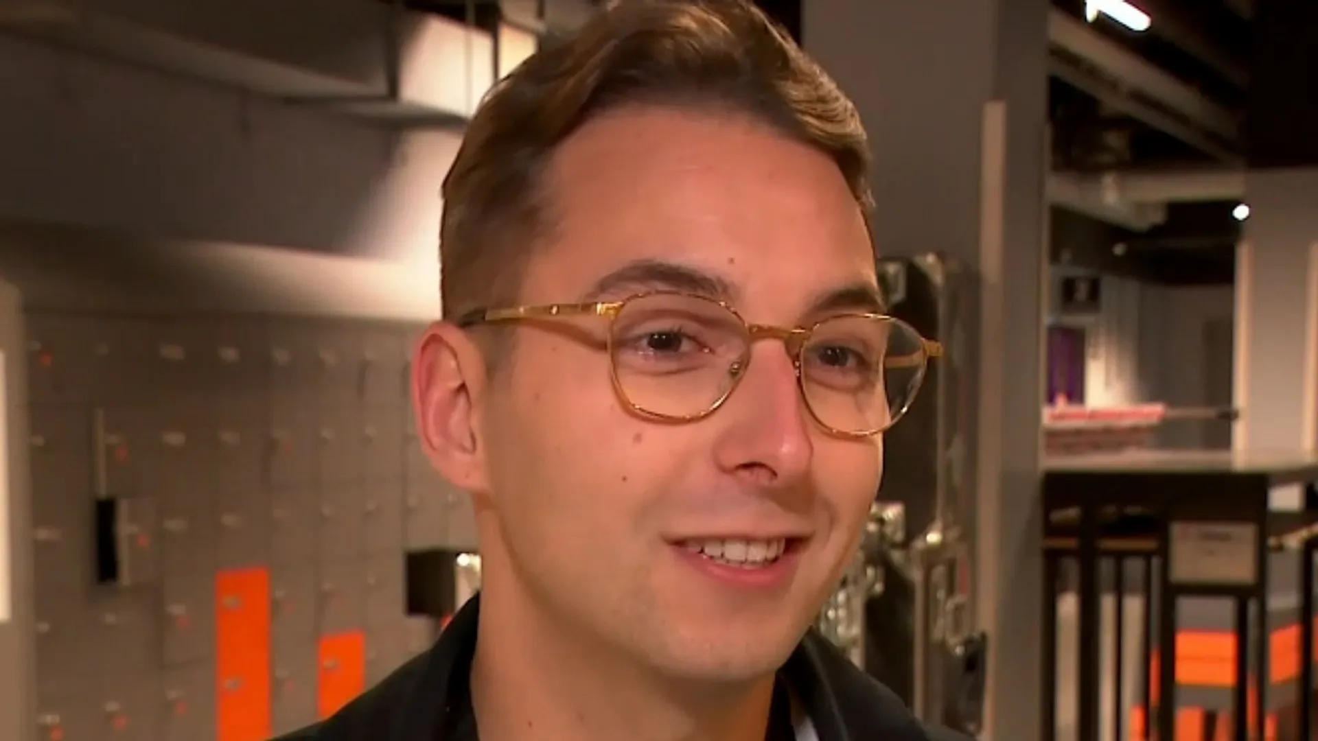 Christiaan Bauer met bril in een ruimte
