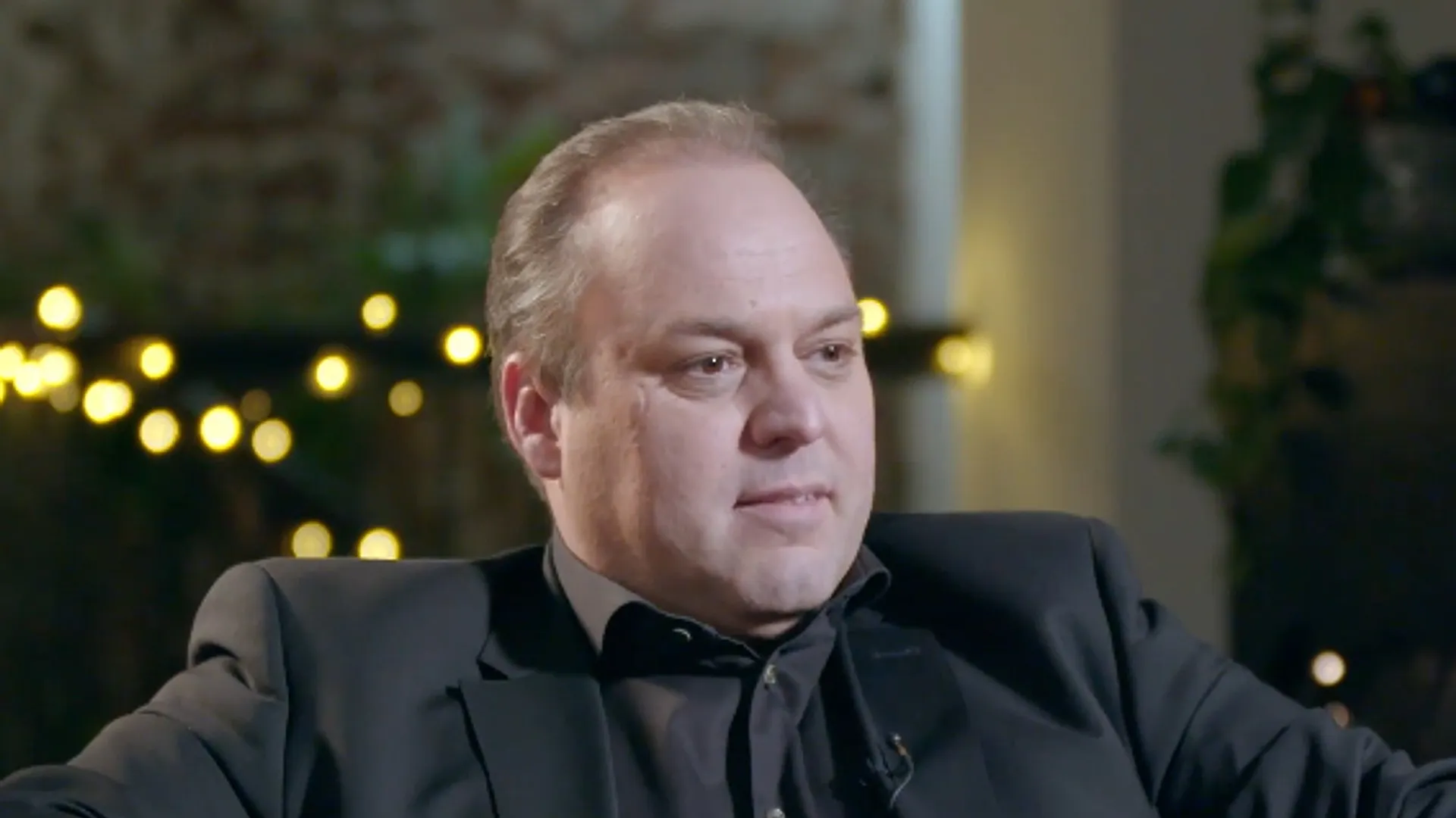 Frans Bauer in een donker jasje tijdens een interview