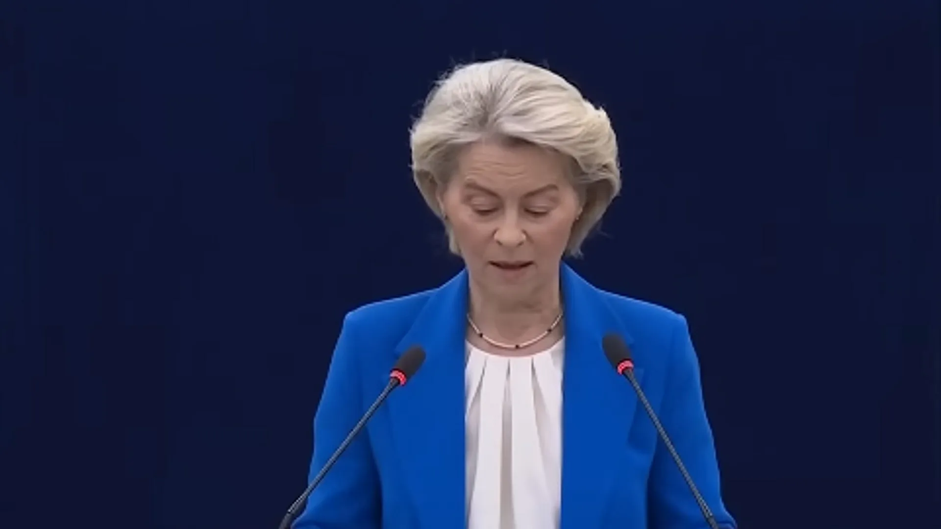 Ursula von der Leyen achter een spreekgestoelte