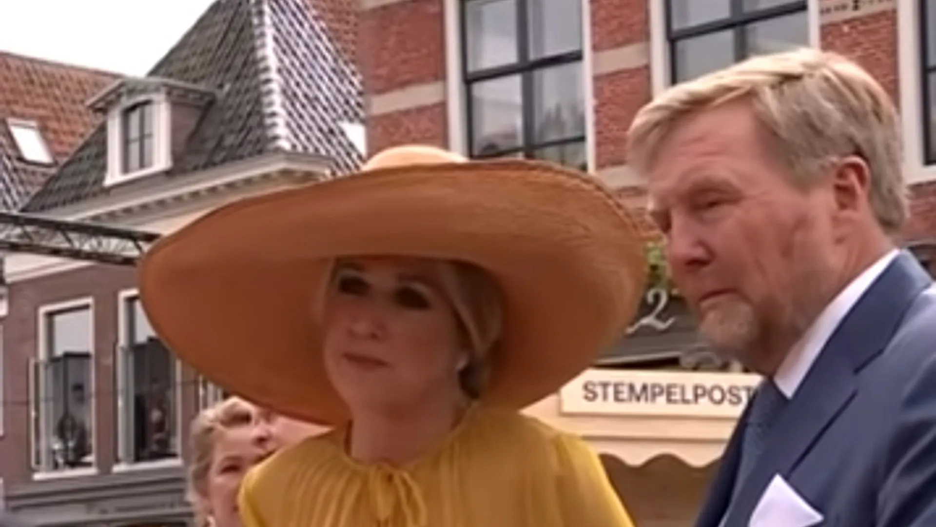 Koningin Maxima met hoed naast koning Willem-Alexander