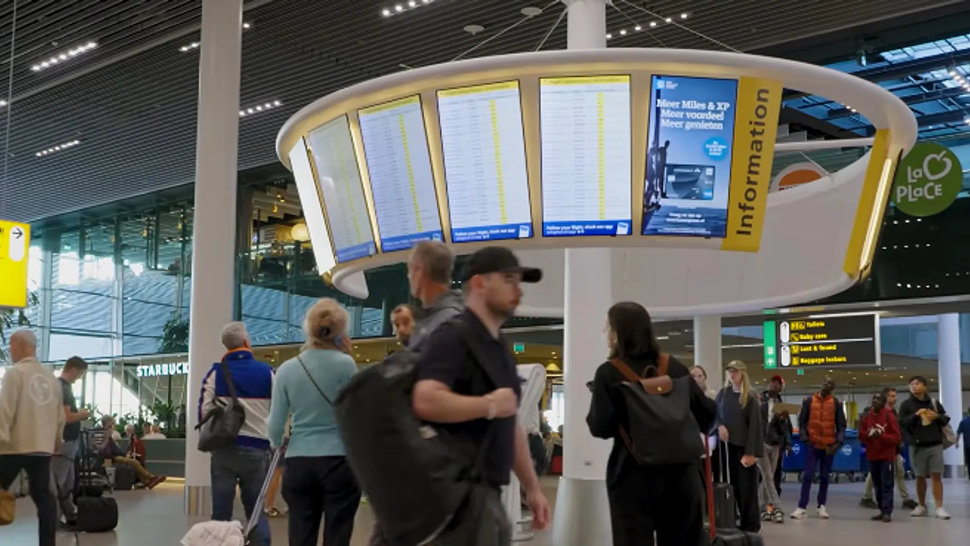 Vertrekborden in de hal van Schiphol