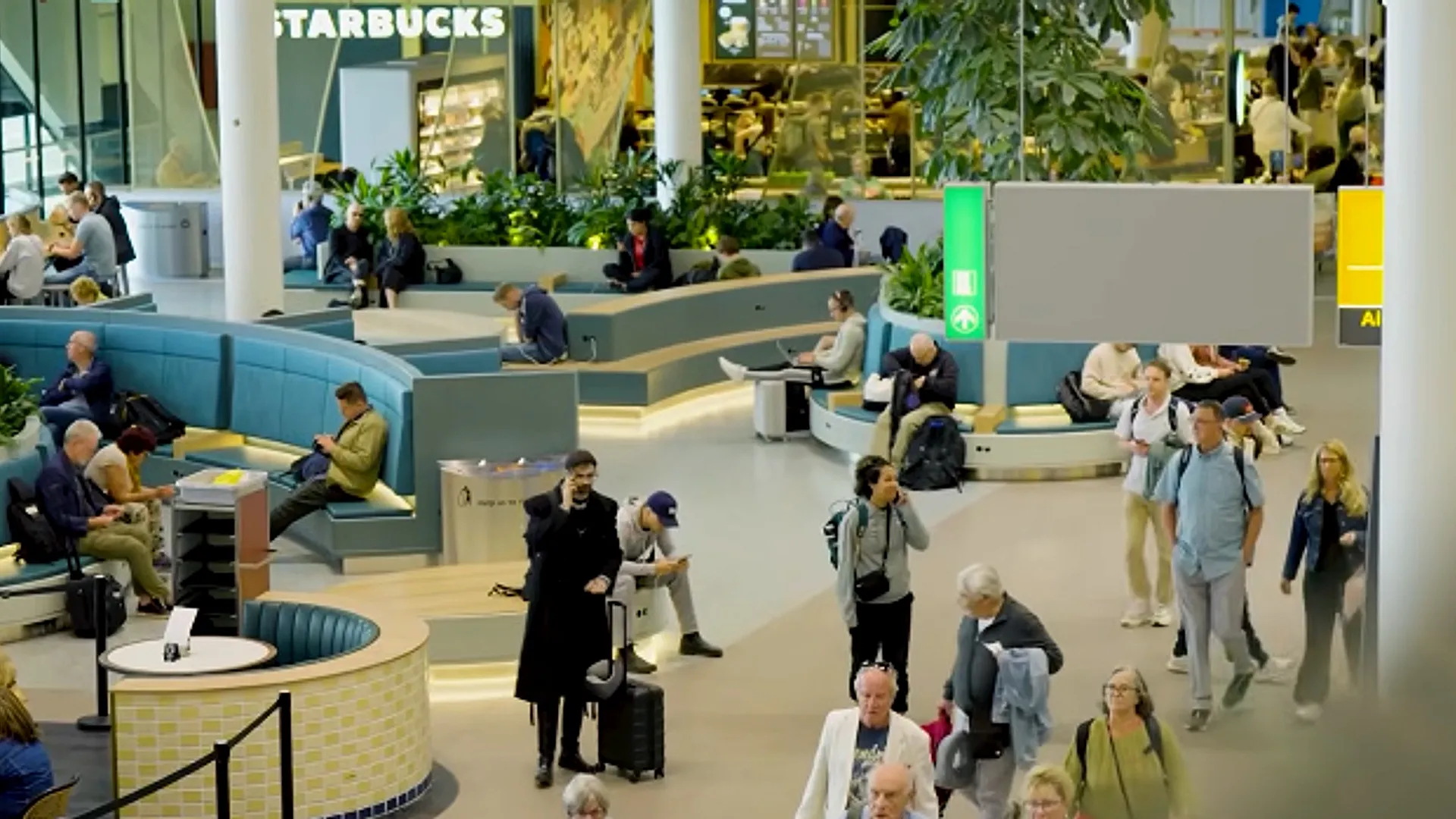 Reizigers in een vertrekhal van Schiphol