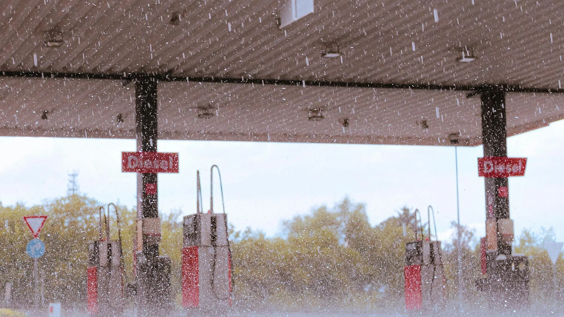 Brandstofpompen onder de overkapping van een tankstation
