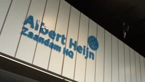 Logo van Albert Heijn op de wand van het hoofdkantoor in Zaandam