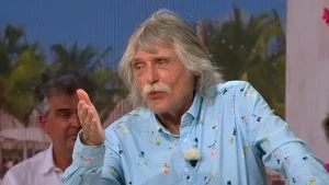 Johan Derksen aan tafel in een televisieprogramma