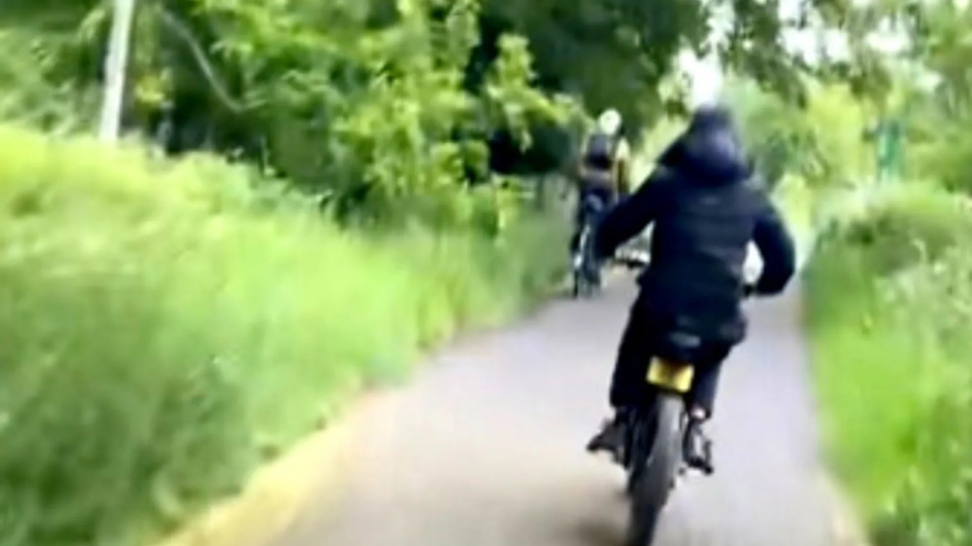 Fietser op een fatbike op een fietspad, van achteren gezien