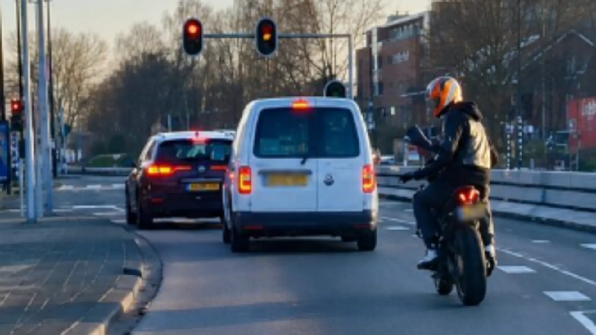 Debiele motorrijder kijkt niet goed uit zijn doppen: ´Gaat hij morgen ...
