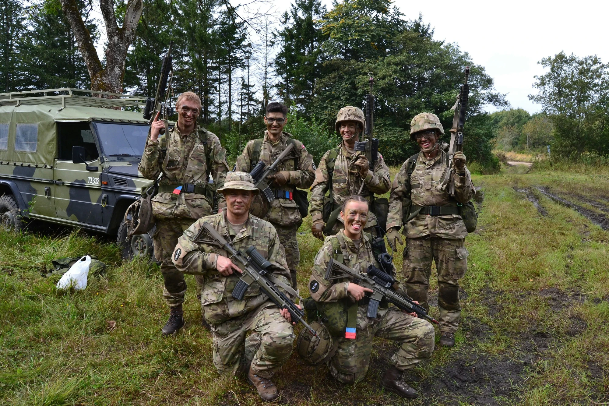 Militairen met een legervoertuig tijdens een NAVO-oefening