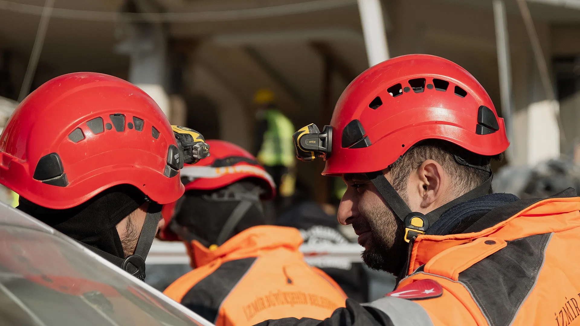 Reddingswerkers na een aardbeving