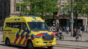 Nederlandse ambulance op een stadsstraat