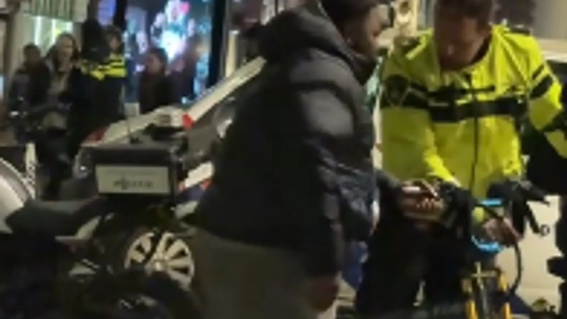 Politieagenten controleren fatbikes op straat