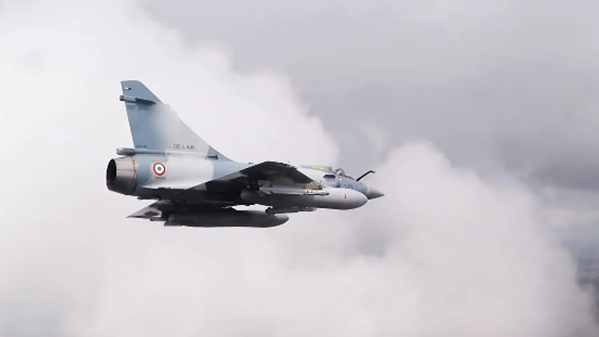 Gevechtsvliegtuig van een NAVO-land boven de wolken