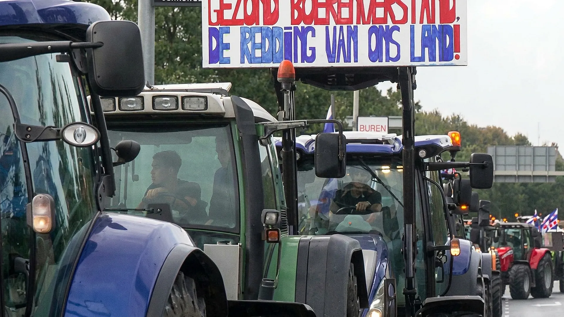 Tractors met een spandoek tijdens een boerenprotest