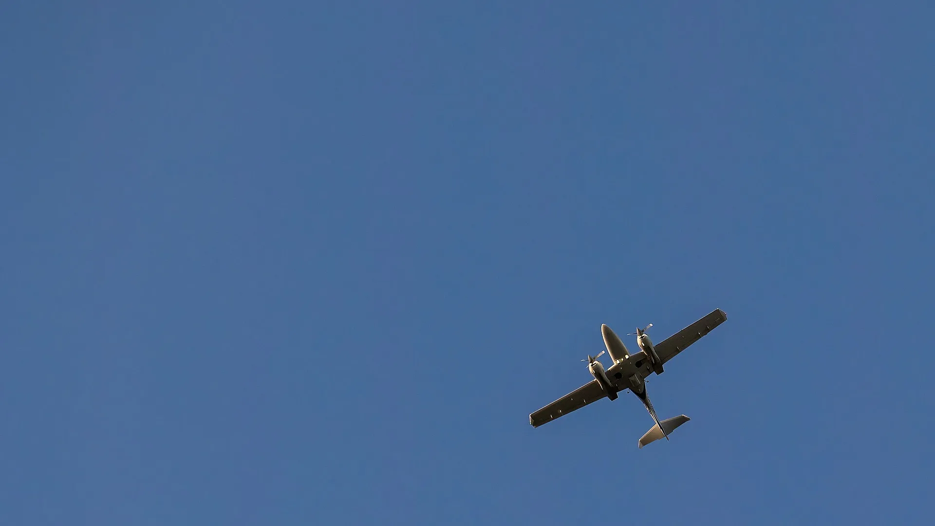 Onbemand vliegtuigje tegen een blauwe lucht