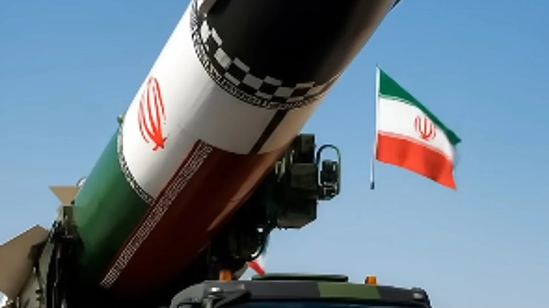 Iraanse raketinstallatie met de vlag van Iran