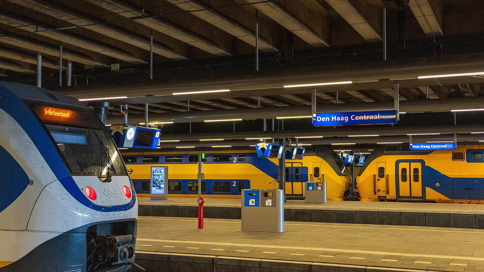 NS-treinen naast elkaar in een stationshal