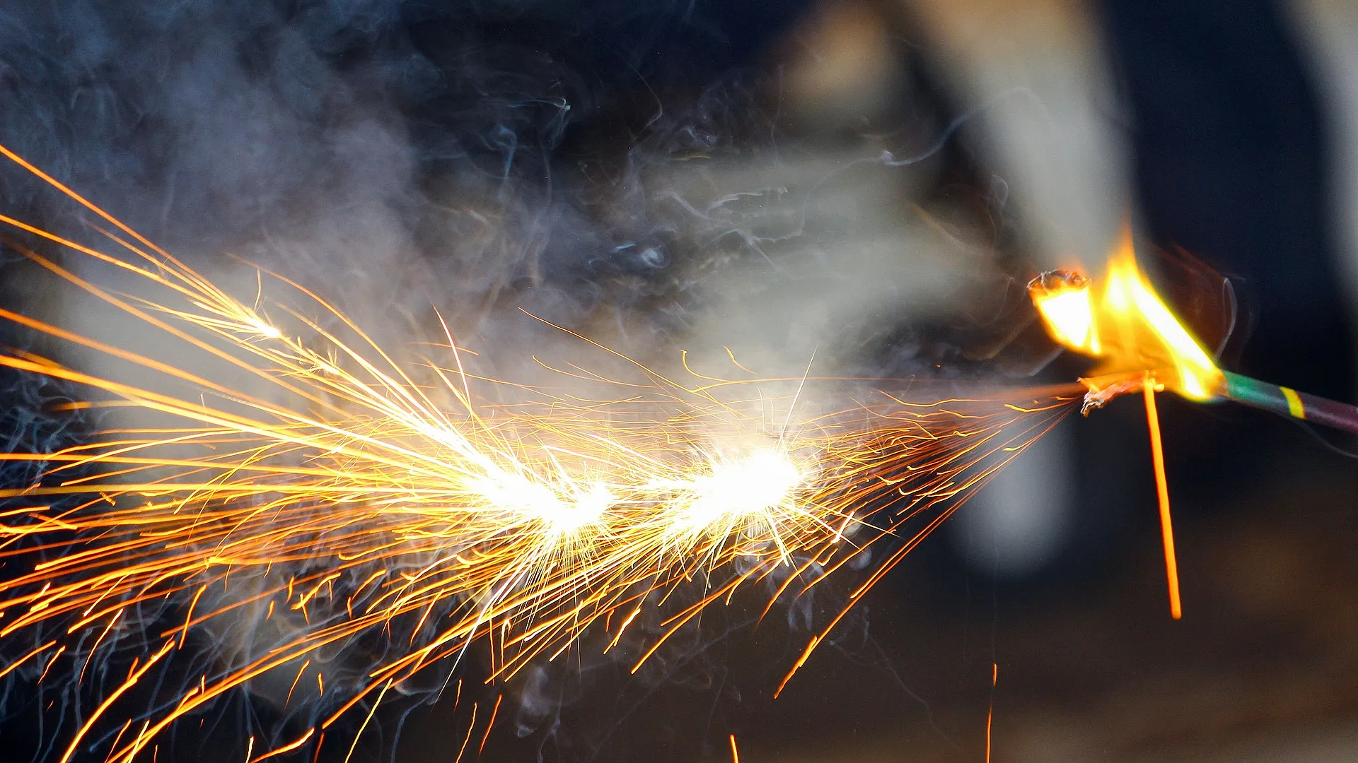 Brandend vuurwerk met vonkenregen