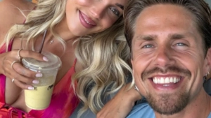 Andr&eacute; Hazes lacht samen met zijn vriendin in een selfie