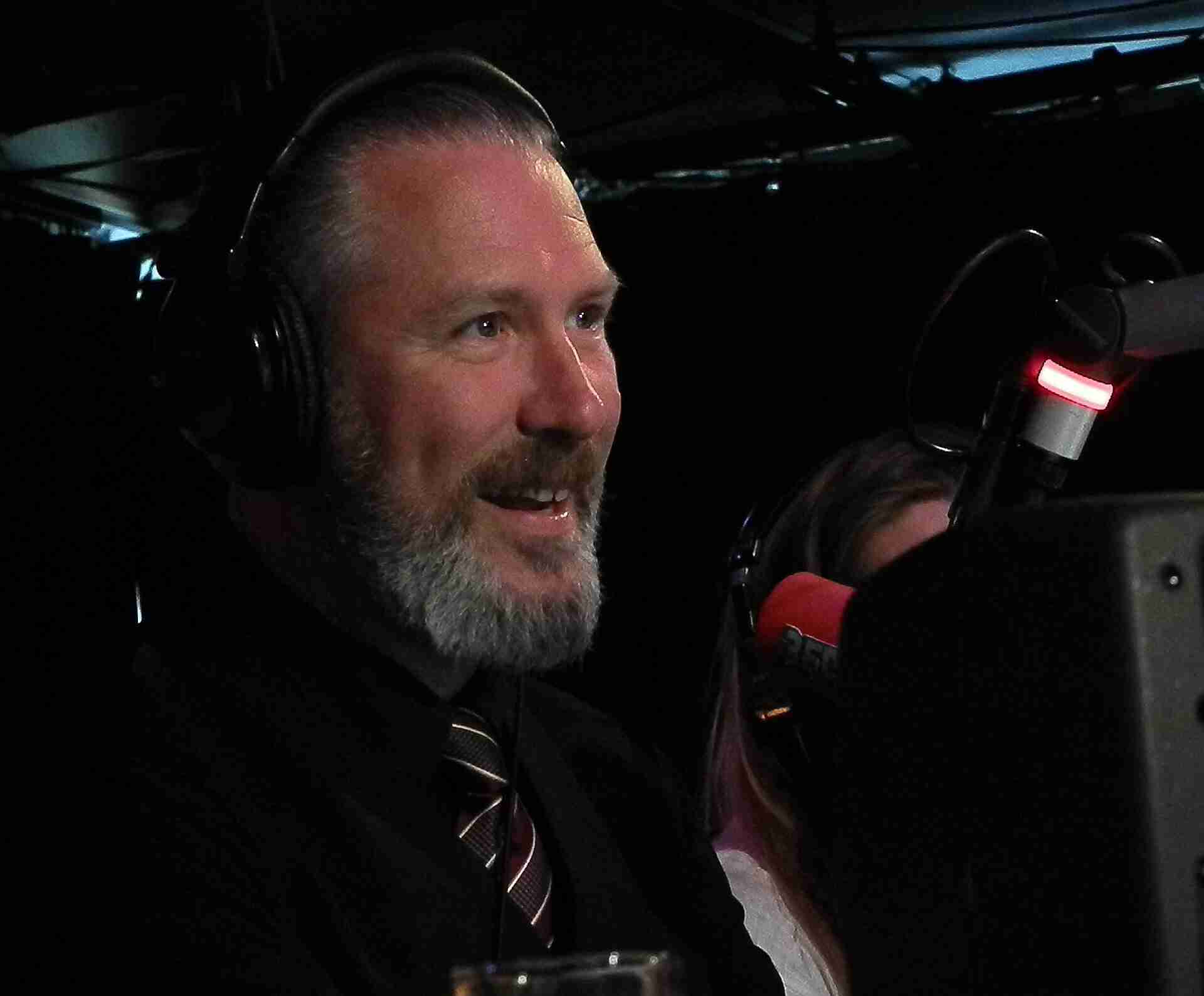 Eric Corton in de radiostudio