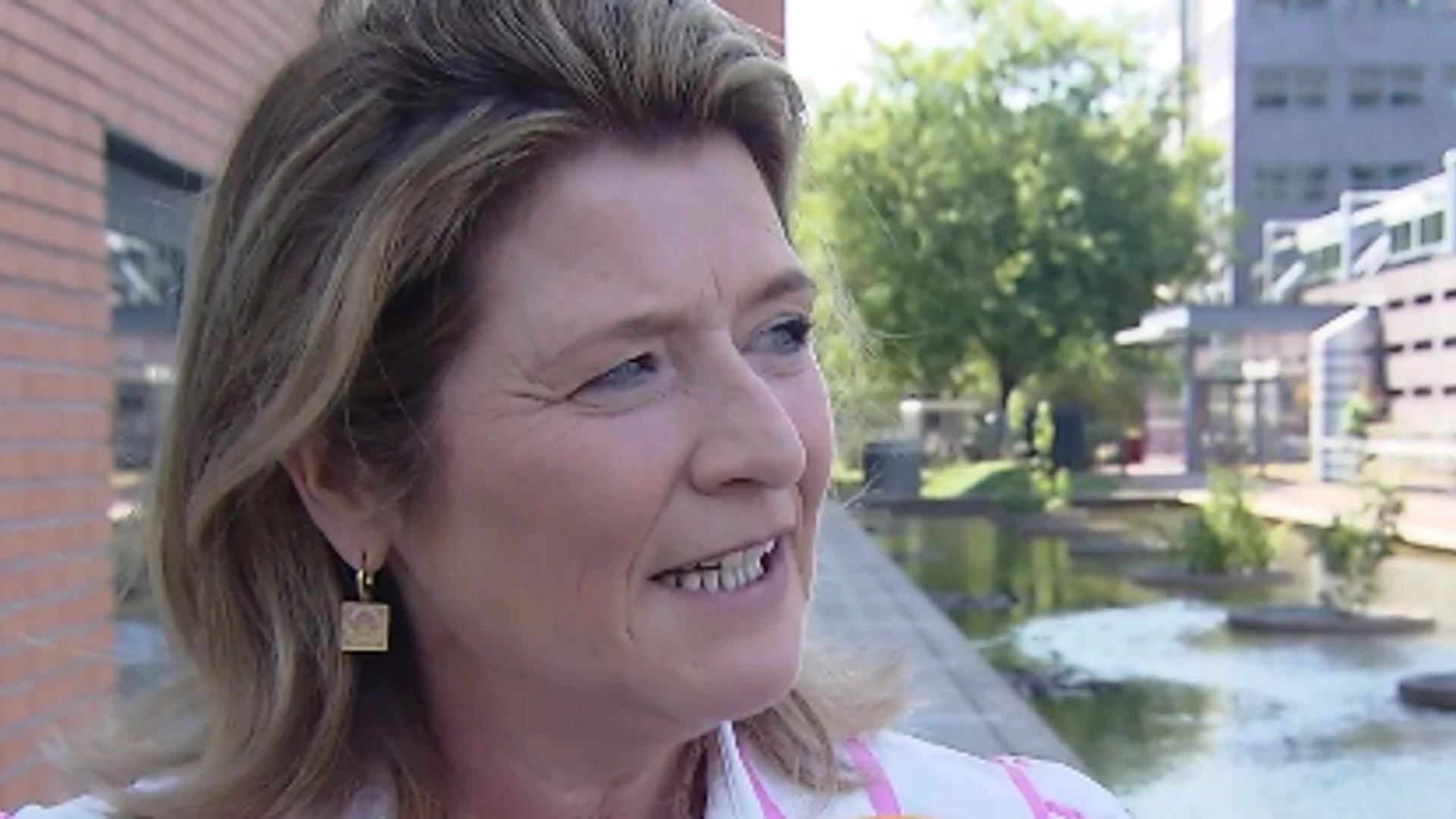 Josseline lachend bij een gracht in de stad