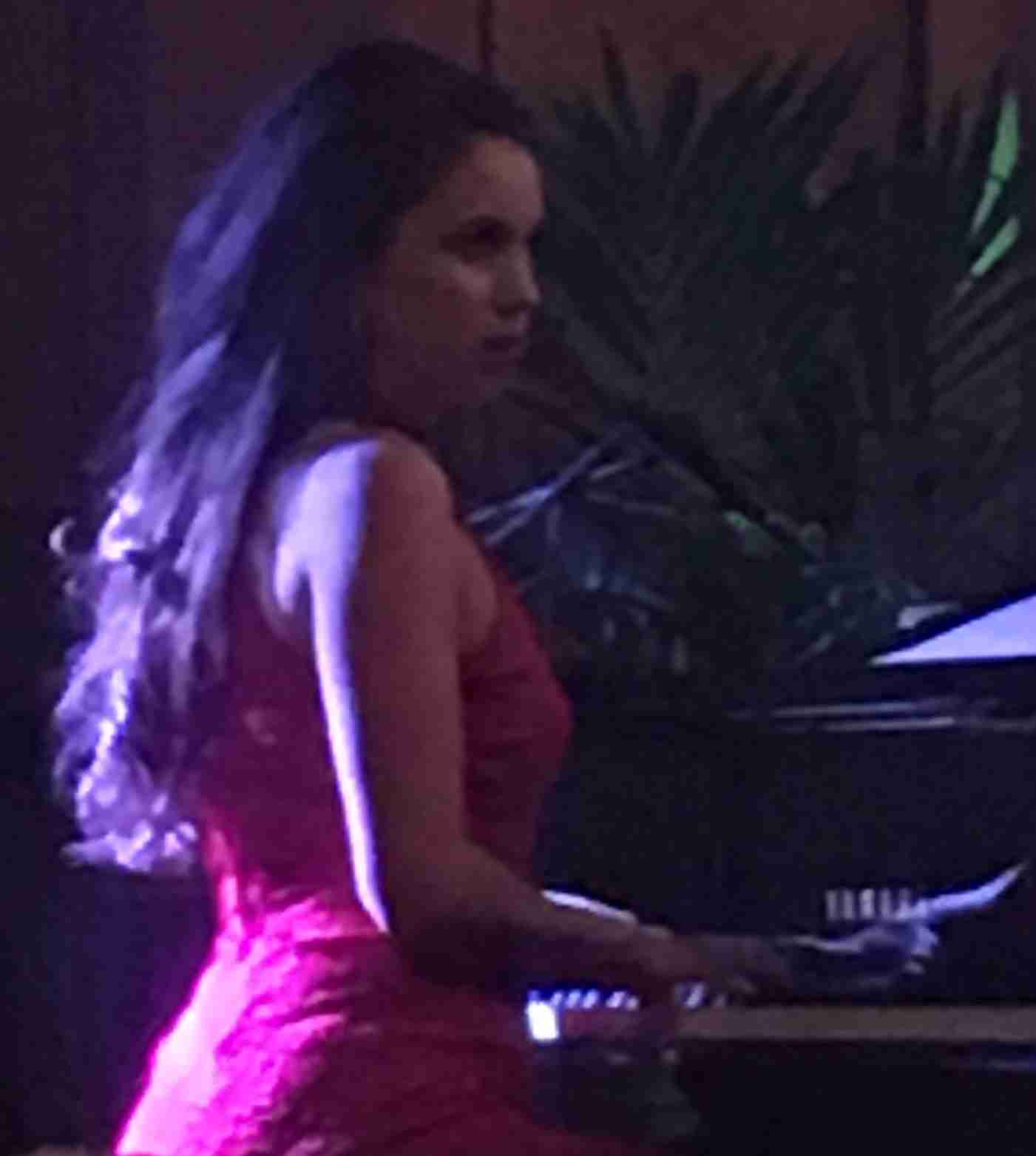 Zangeres Karsu achter de piano
