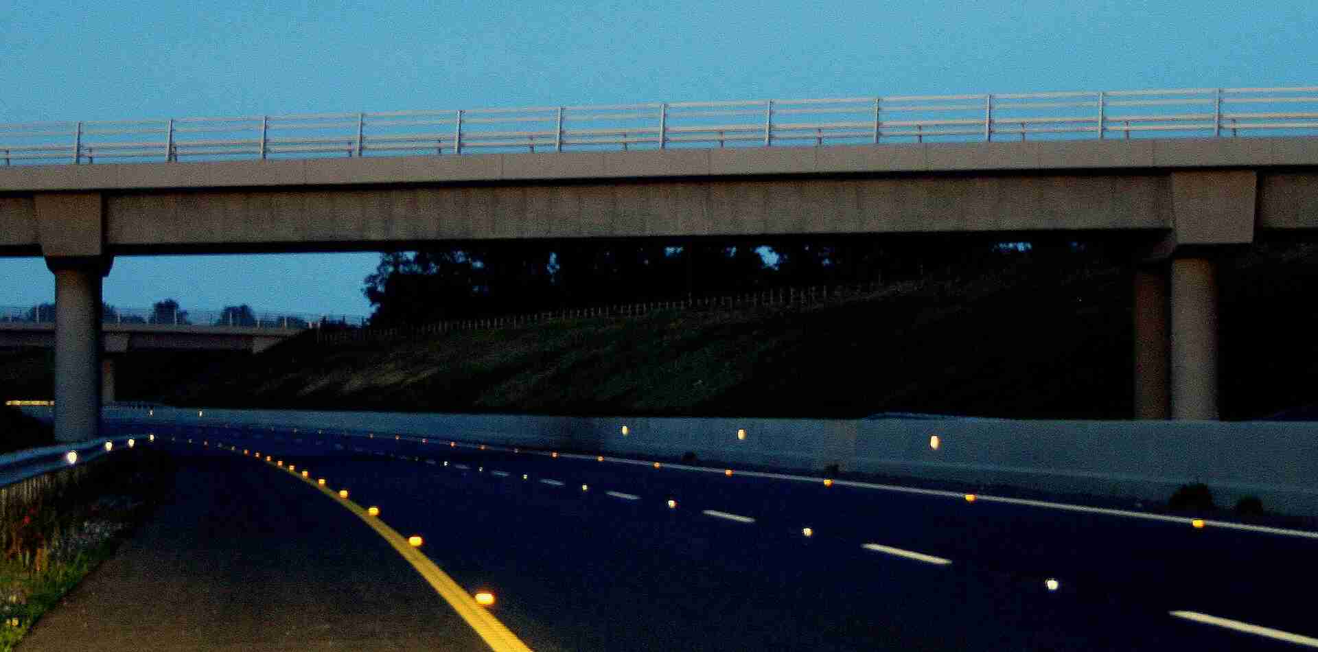 De Ierse snelweg M9 bij nacht