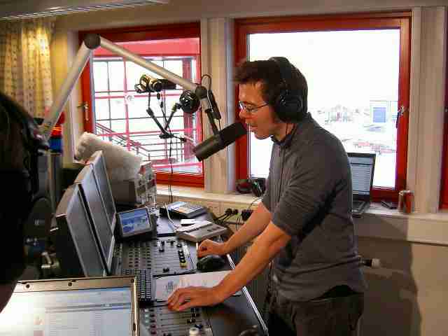 Michiel Veenstra achter de radiotafel