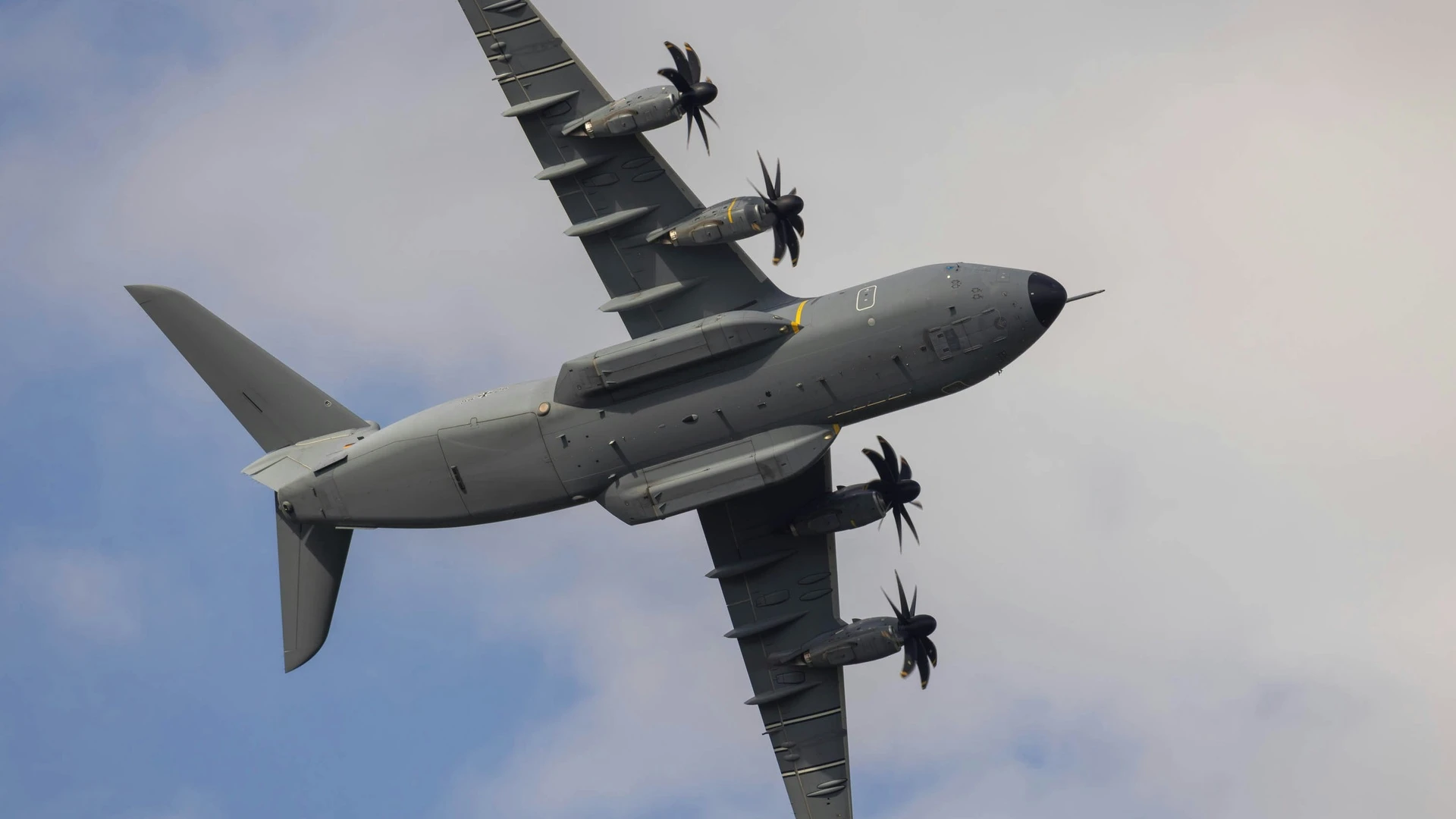 Militair transportvliegtuig van de NAVO in de lucht