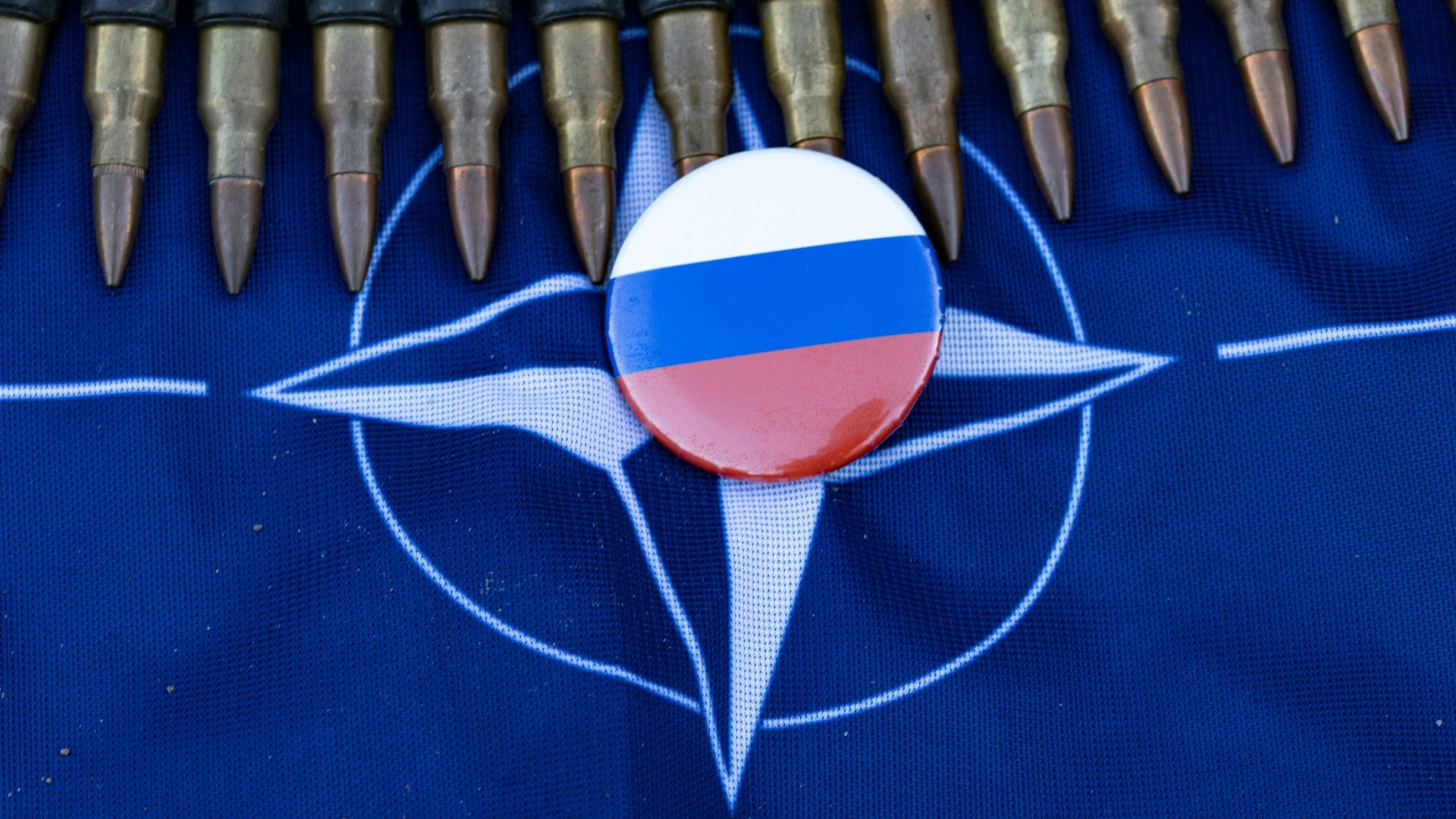 NAVO-vlag met Russische kleuren en munitie