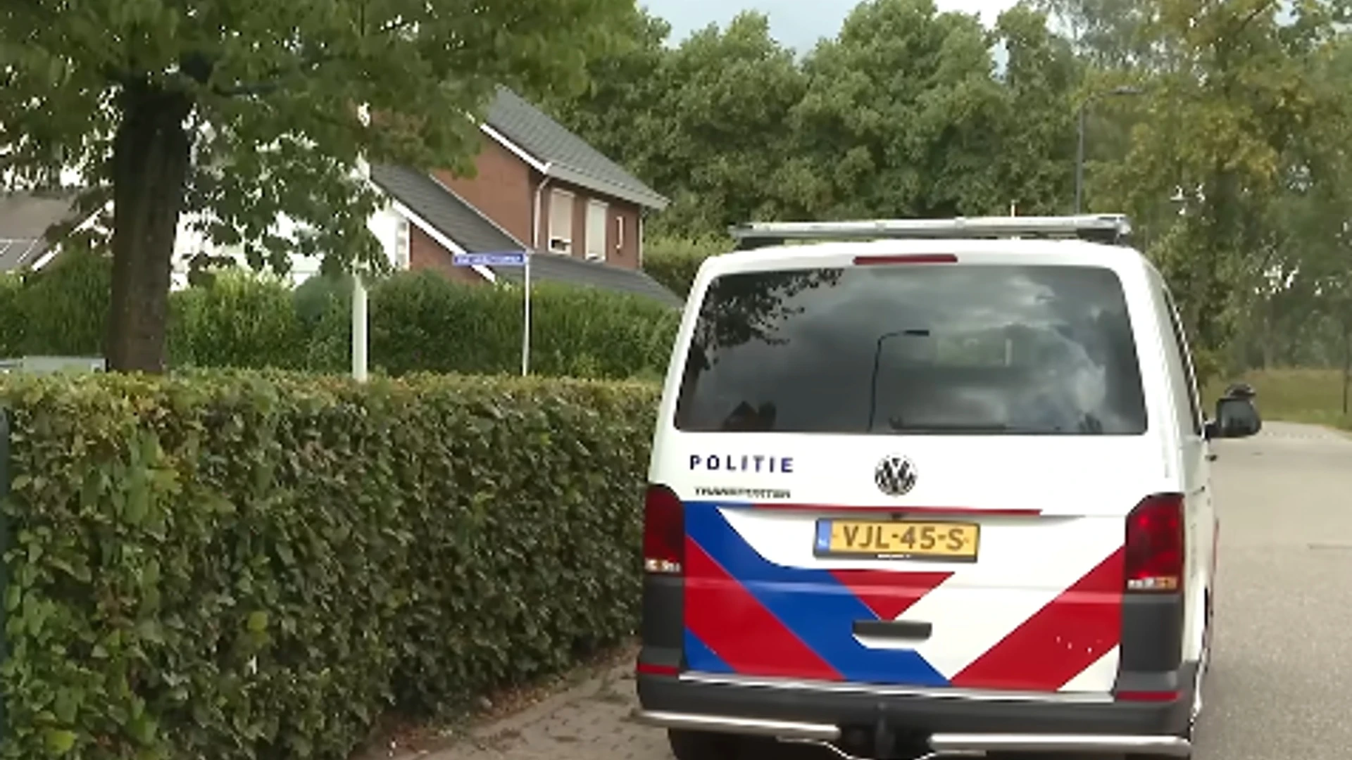Een politiebus in een woonstraat