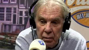 Maarten Spanjer met koptelefoon achter een radiomicrofoon