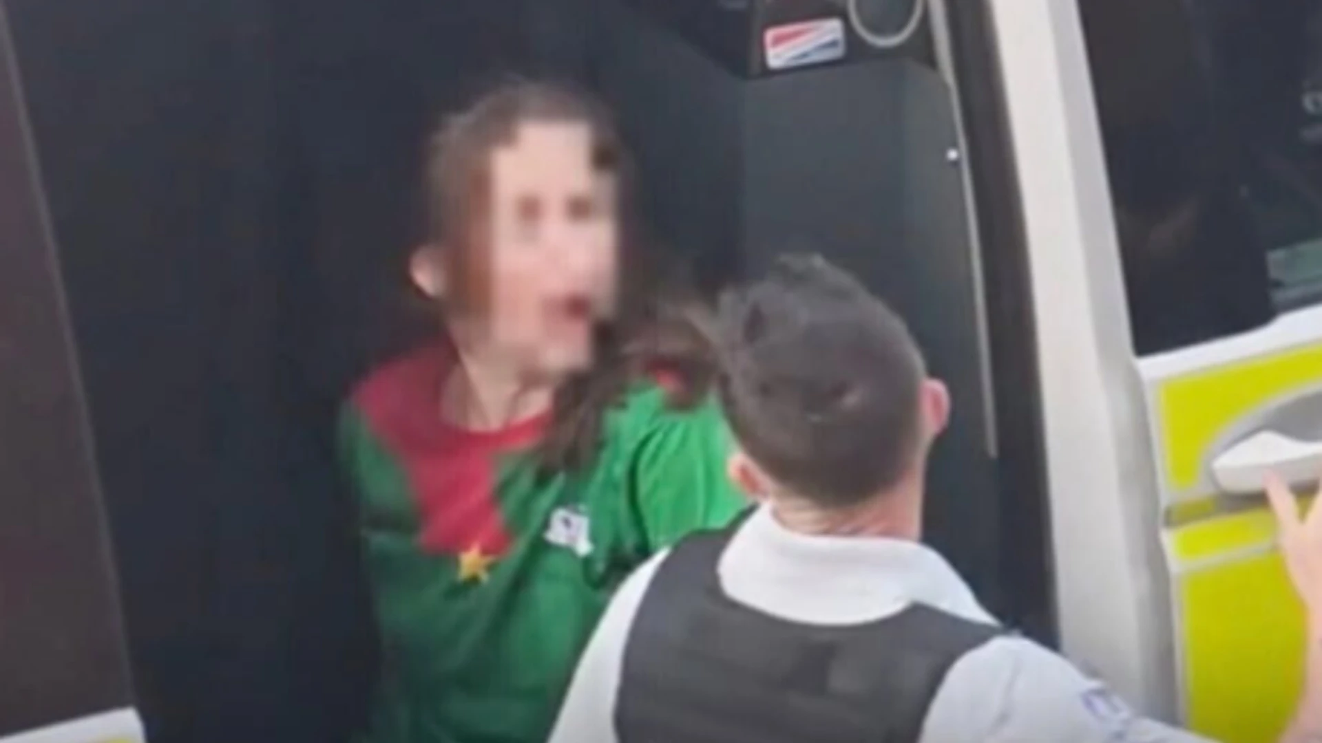 Agent geeft geboeide vrouw harde klap in gezicht: &acute;Dit kan &eacute;cht niet&acute;