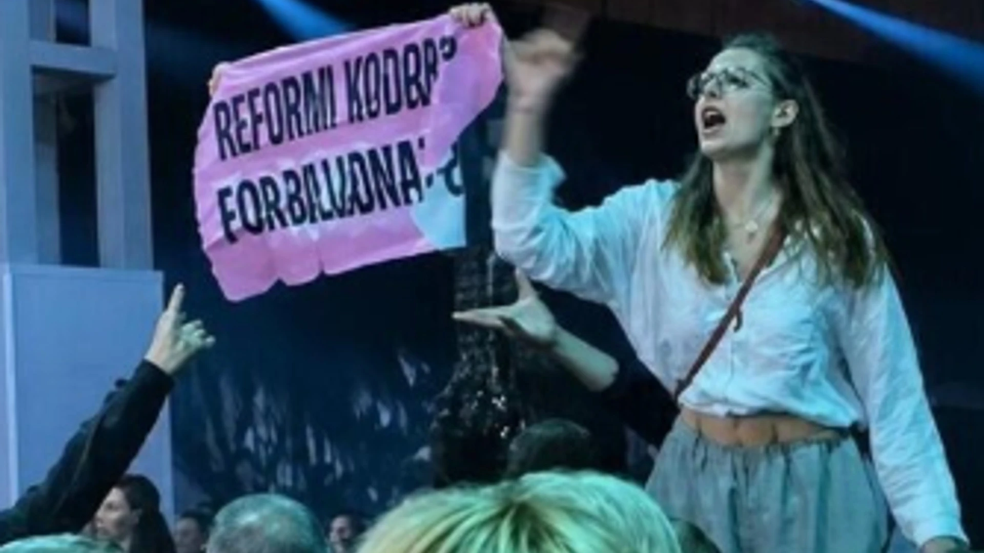 Demonstrant met protestbord tijdens een klimaatactie