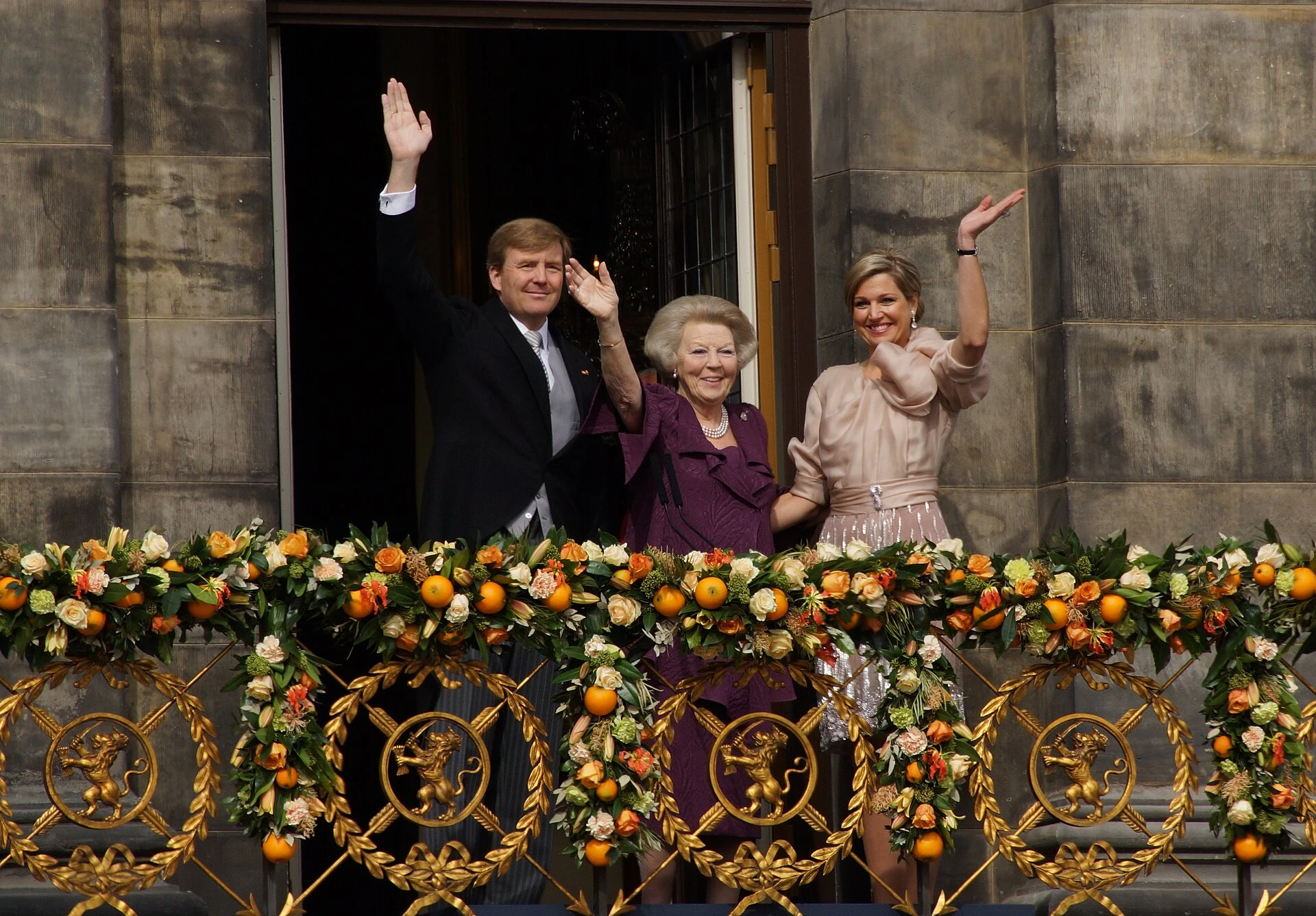 De koninklijke familie op het balkon van Paleis Noordeinde