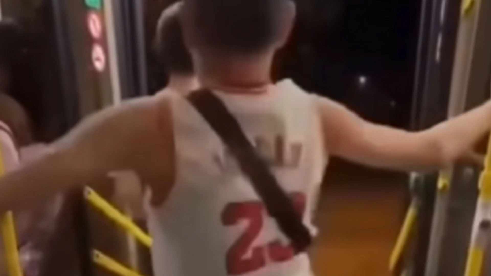 Jongen trapt man die mensen lastig vast letterlijk uit de bus: &acute;Applaus&acute;