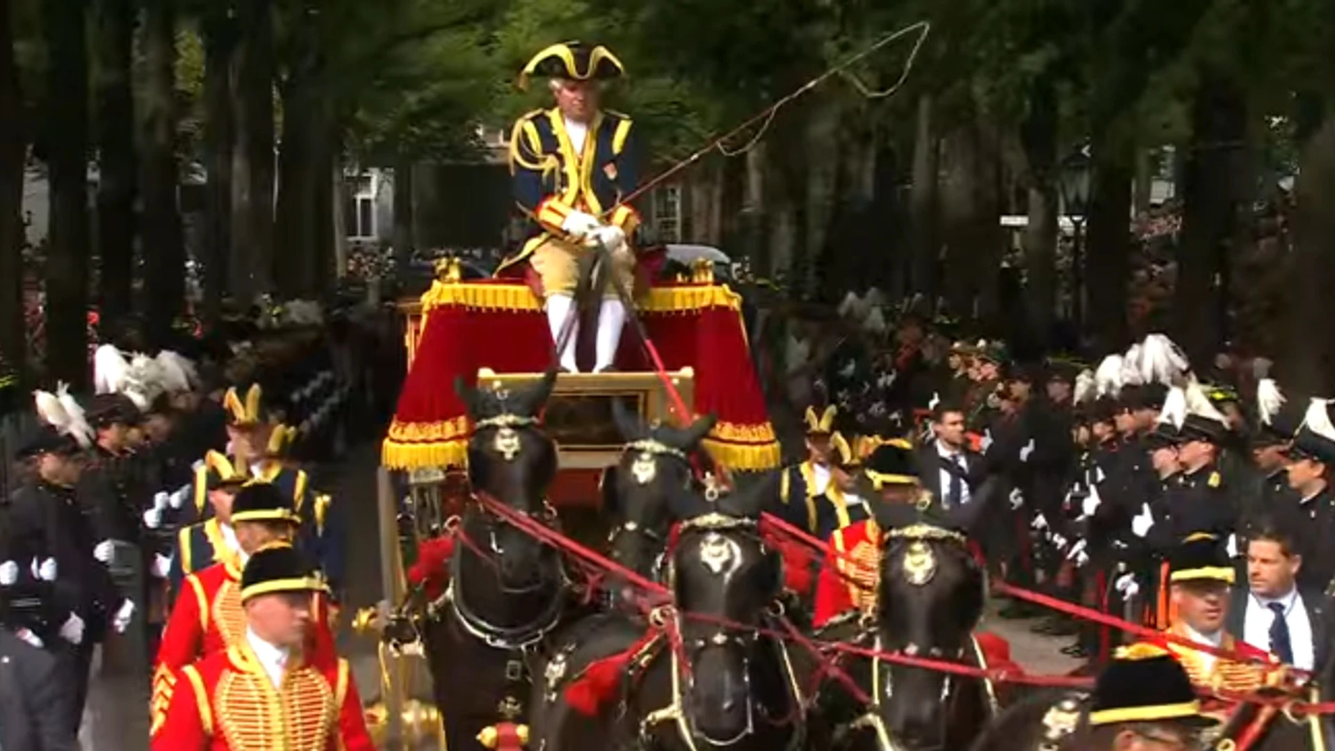 Koninklijke stoet met ruiters en rijtuigen op Prinsjesdag