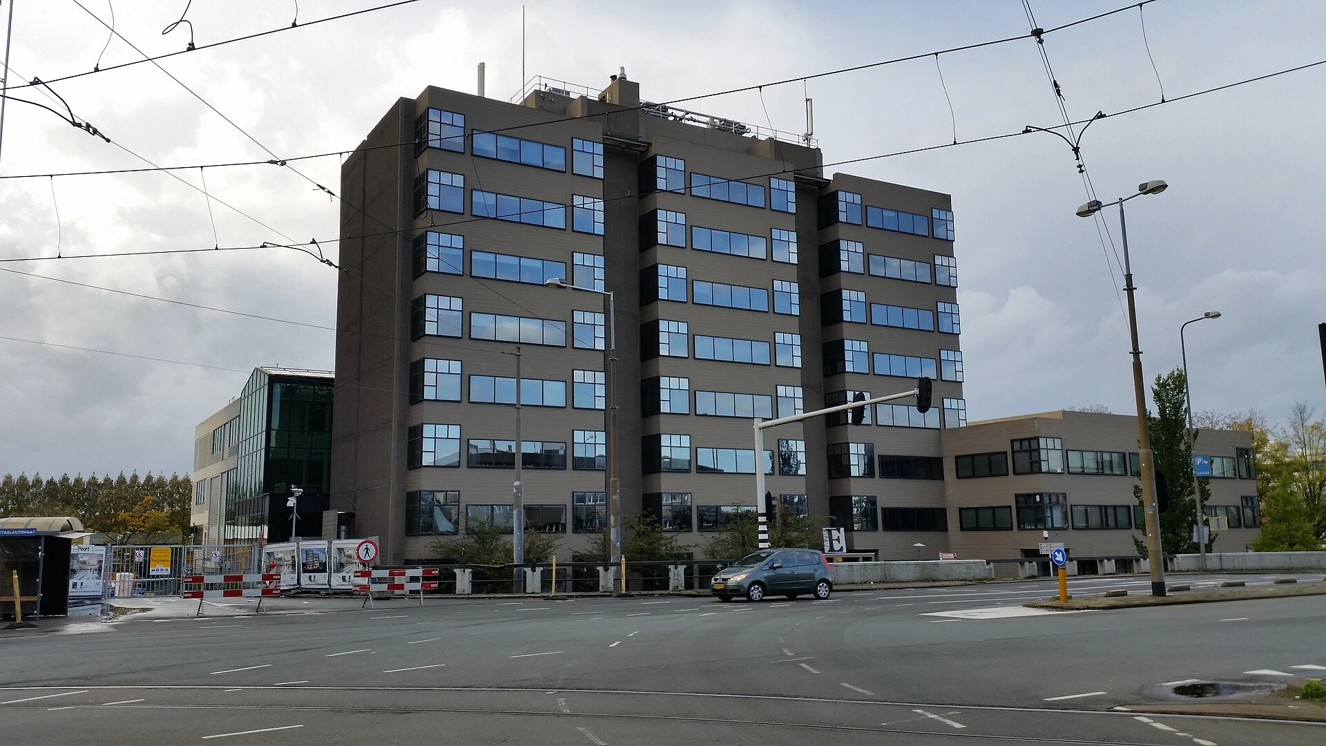 Modern gerechtsgebouw van buiten gezien