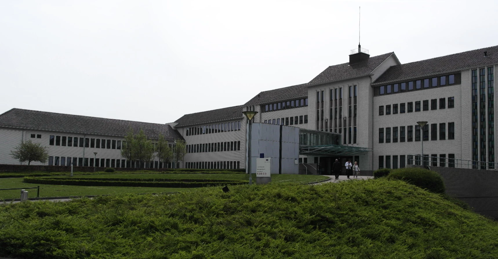 Modern gerechtsgebouw van buiten gezien