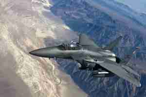 Amerikaanse straaljager van de luchtmacht boven woestijngebied